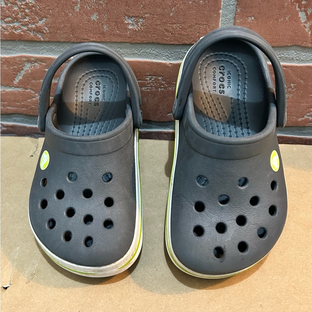 Crocs little boys,kids gray w/green size 7 toddler